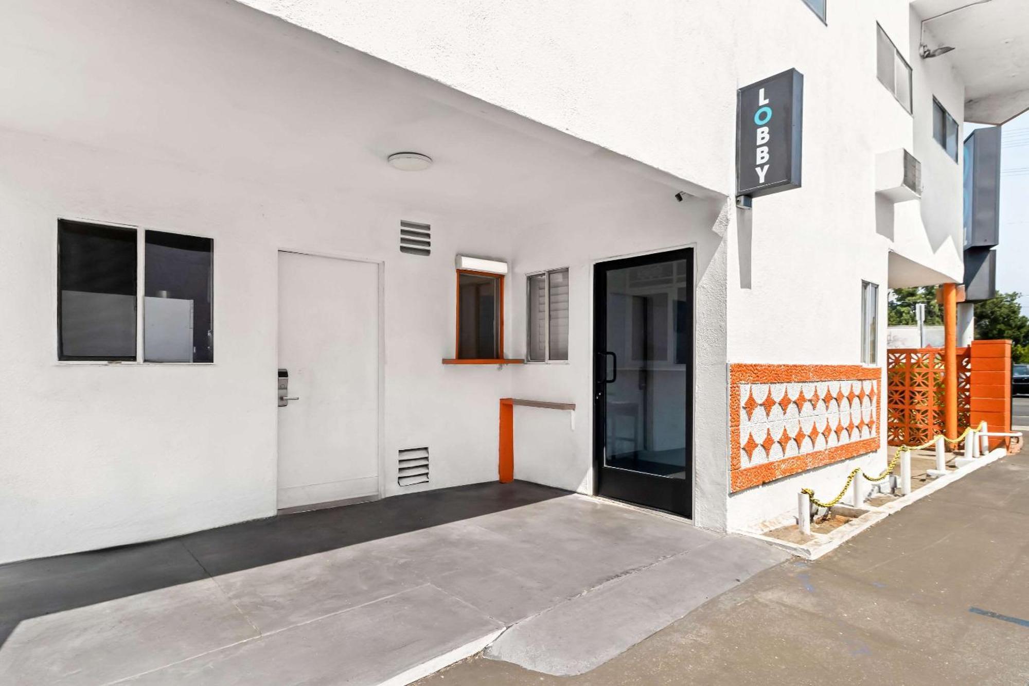 Rodeway Inn & Suites North Hollywood Burbank Airport - Universal Area Los Angeles Exterior photo