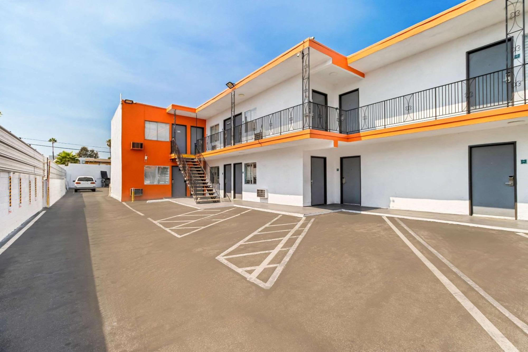 Rodeway Inn & Suites North Hollywood Burbank Airport - Universal Area Los Angeles Exterior photo