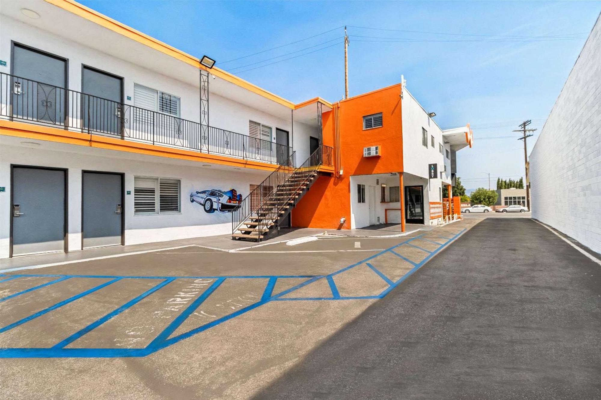 Rodeway Inn & Suites North Hollywood Burbank Airport - Universal Area Los Angeles Exterior photo